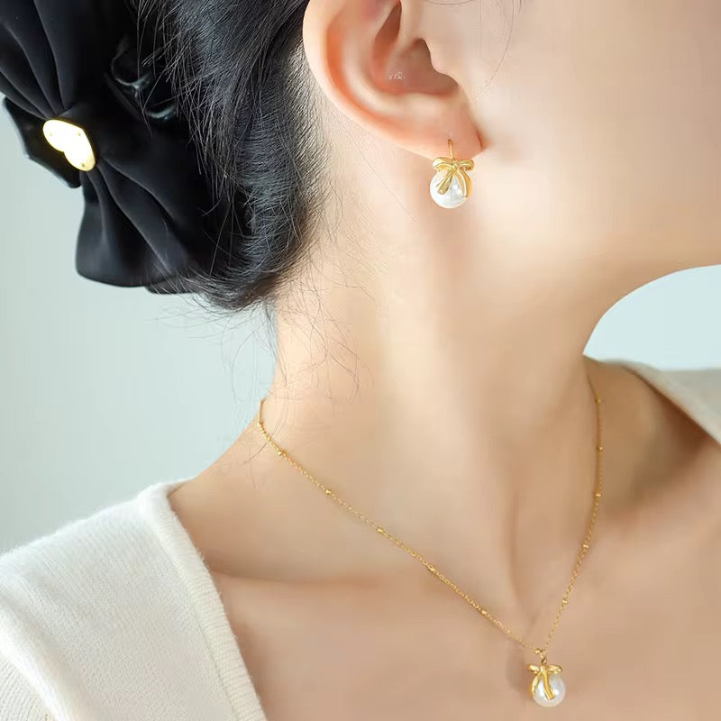 Bow Pearl Necklace