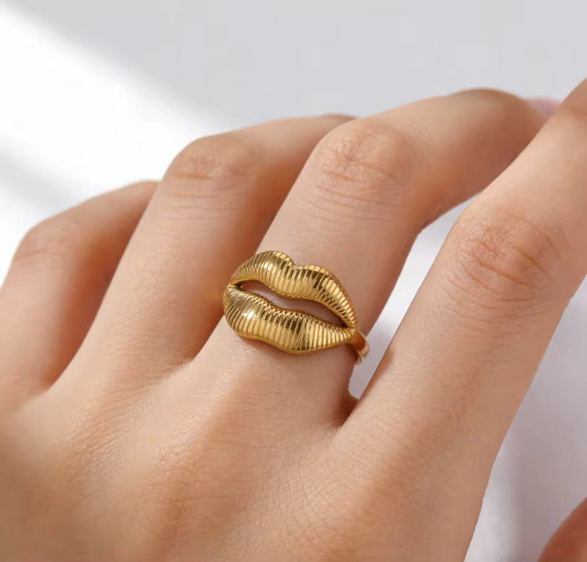 Ribbed Lips Statement Ring