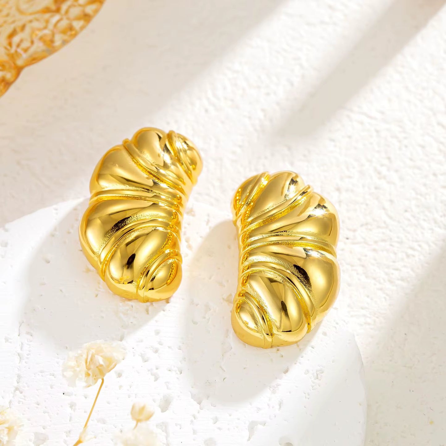 Peacod Ribbed Curve Earrings
