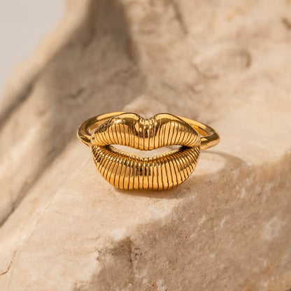 Ribbed Lips Statement Ring