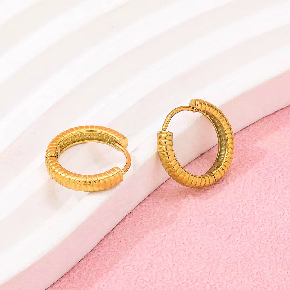 Luxury Waterproof Ribbed Gold Huggie Earrings