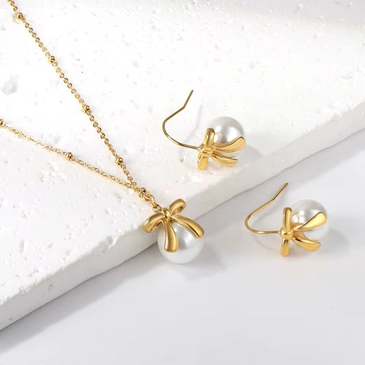 Bow Pearl Necklace