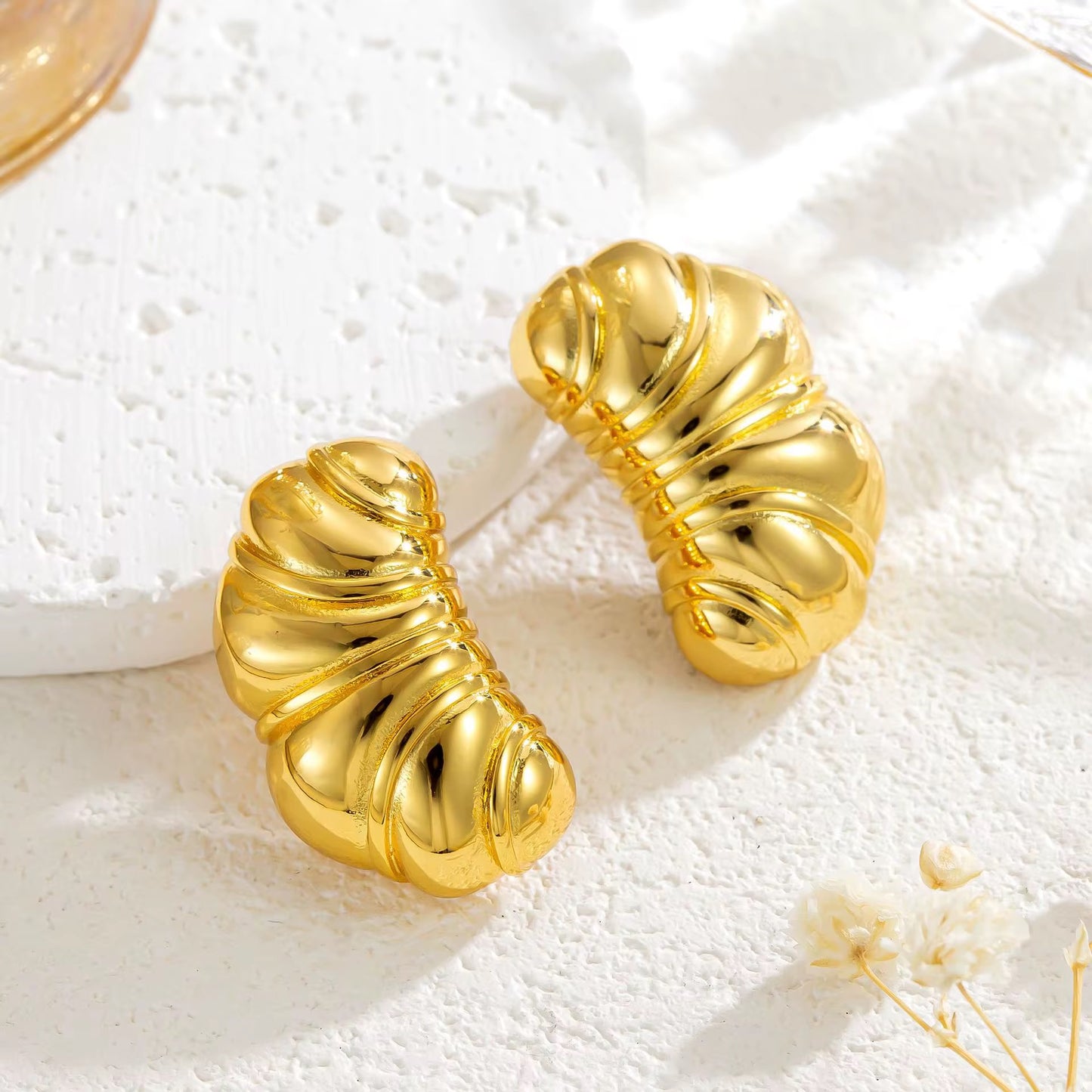 Peacod Ribbed Curve Earrings