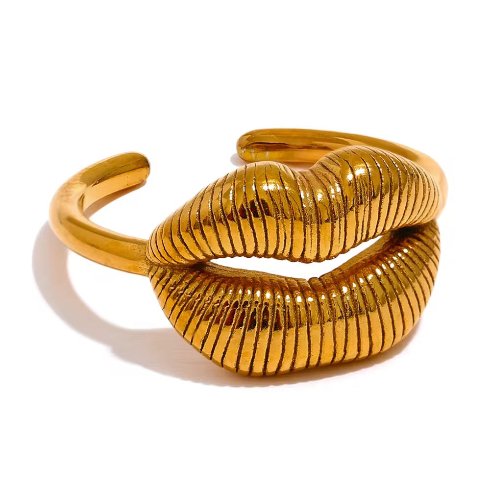 Ribbed Lips Statement Ring