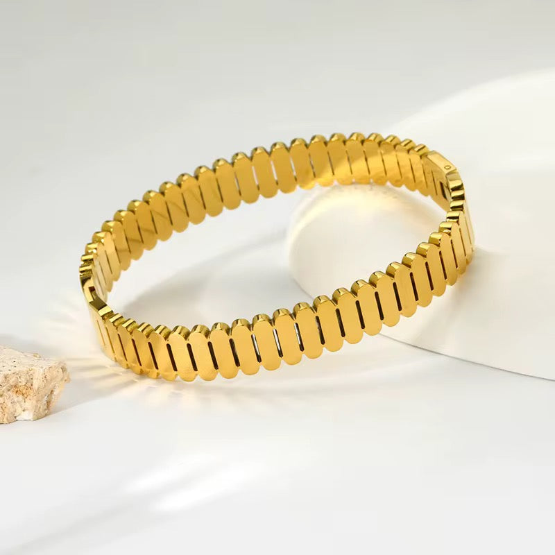 Gold Stretch Link Bracelet
