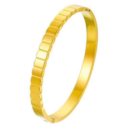 Ribbed Luxe Gold Bangle