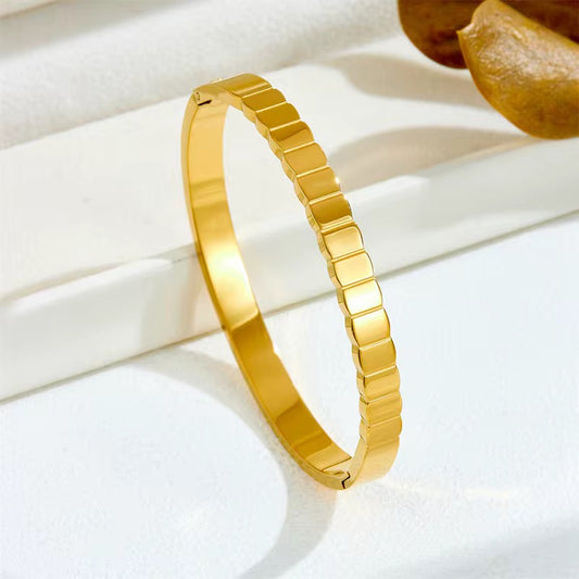 Ribbed Luxe Gold Bangle